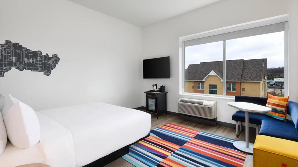 Larger Guest room, 1 King interior